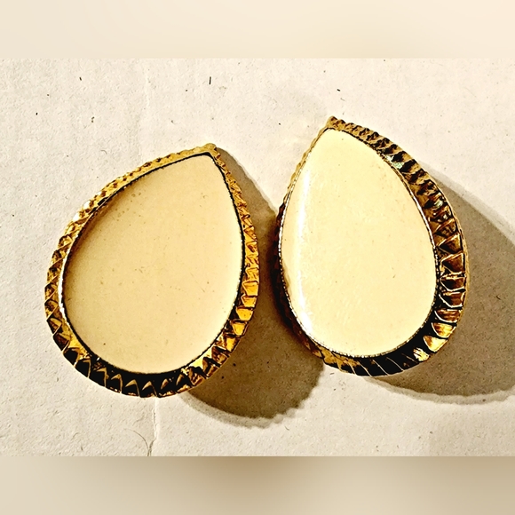 Cream enameled ridged gold teardrop clip on earrings - Picture 2 of 5
